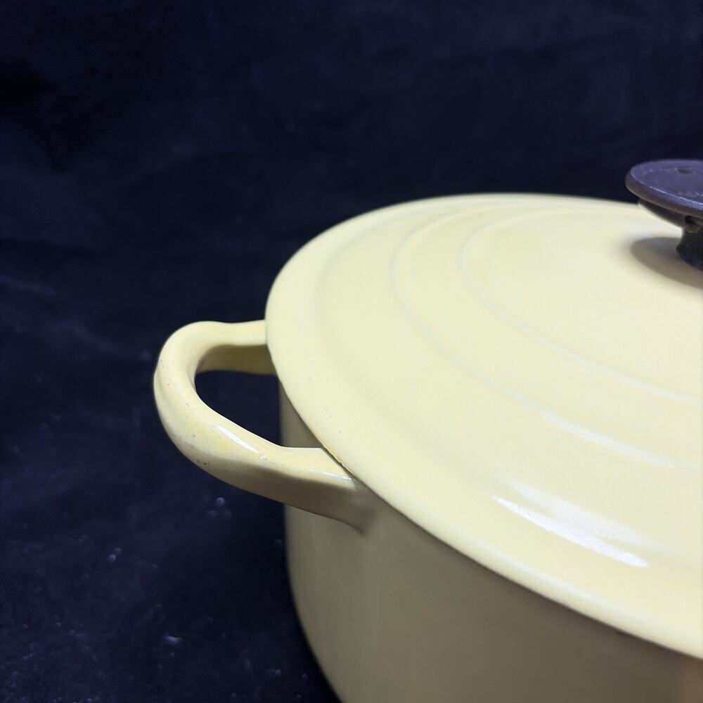 Vintage 1950’s Le Creuset 4.5 qt Yellow Enameled Cast Iron Dutch Oven “E” Chip - Picture 4 of 12